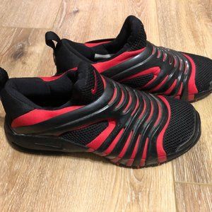 Black & Red Nike Size Size 6Y Max Air